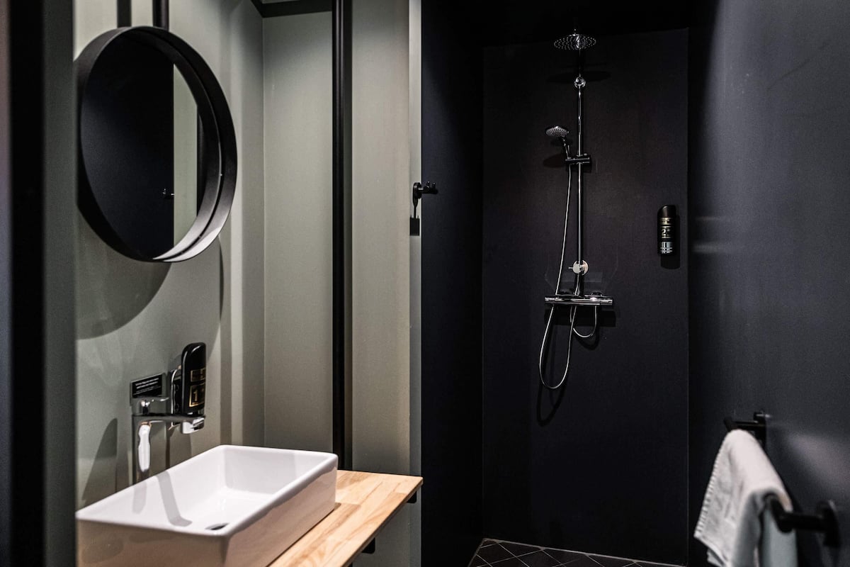 Comfort Room, 1 Double Bed | Minibar, in-room safe, desk, laptop workspace