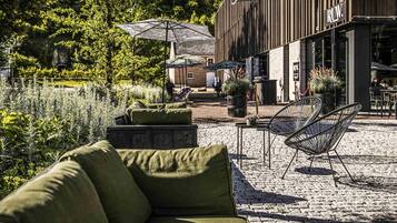 Serveert ontbijt, lunch en diner