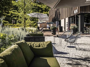 Breakfast, lunch and dinner served