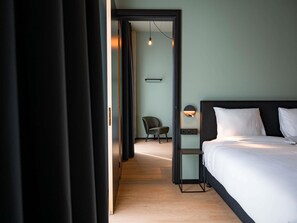 Minibar, caja de seguridad en la habitación y escritorio