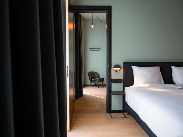 Minibar, safe på rommet, skrivebord og skrivebord for bærbar PC