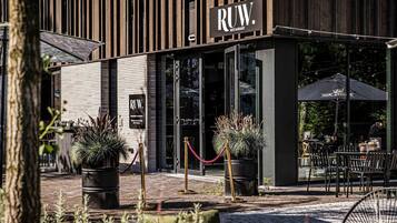 Serveert ontbijt, lunch en diner