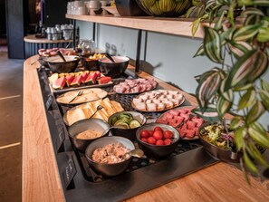 Café da manhã com buffet todos os dias (EUR 21.50 por pessoa)