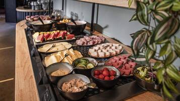 Sarapan prasmanan setiap hari (EUR 21.50 per orang)