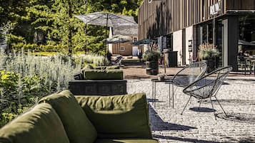 Serveert ontbijt, lunch en diner