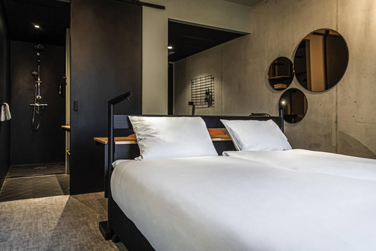 Comfort Room, 1 Double Bed | Minibar, in-room safe, desk, laptop workspace