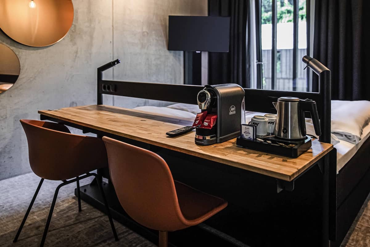 Habitación Confort, 1 cama doble | Minibar, caja fuerte, escritorio y espacio para trabajar con un portátil