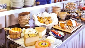 A buffet with various cheeses, pastries, and bread. - Mercure Fribourg Centre Remparts (Fribourg)