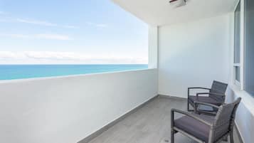 ์ต์คํด๋ฃจ์๋ธ ํํธํ์ฐ์ค | ๋ฐ์ฝ๋