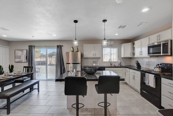 冰箱、茶具/咖啡用具、高脚椅、厨具/餐具