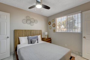 3 habitaciones, escritorio y tabla de planchar con plancha 