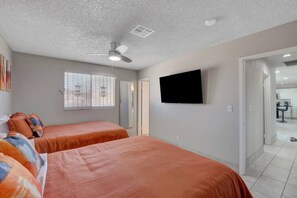 3 多间卧室、办公桌、熨斗/熨衣板、旅行婴儿床