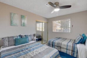 3 Schlafzimmer, Schreibtisch, Bügeleisen/Bügelbrett, Reisekinderbett