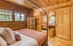 2 bedrooms, iron/ironing board, travel crib, WiFi - Amazing Foliage Views + Mountain View + Hot Tub + Fire Pit + Wrap-around Deck (Cherry Log)