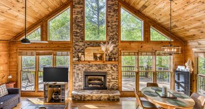 Amazing Foliage Views + Mountain View + Hot Tub + Fire Pit + Wrap-around Deck
