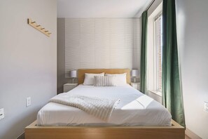 1 quarto, escrivaninha, ferros/tábuas de passar roupa, berço de viagem