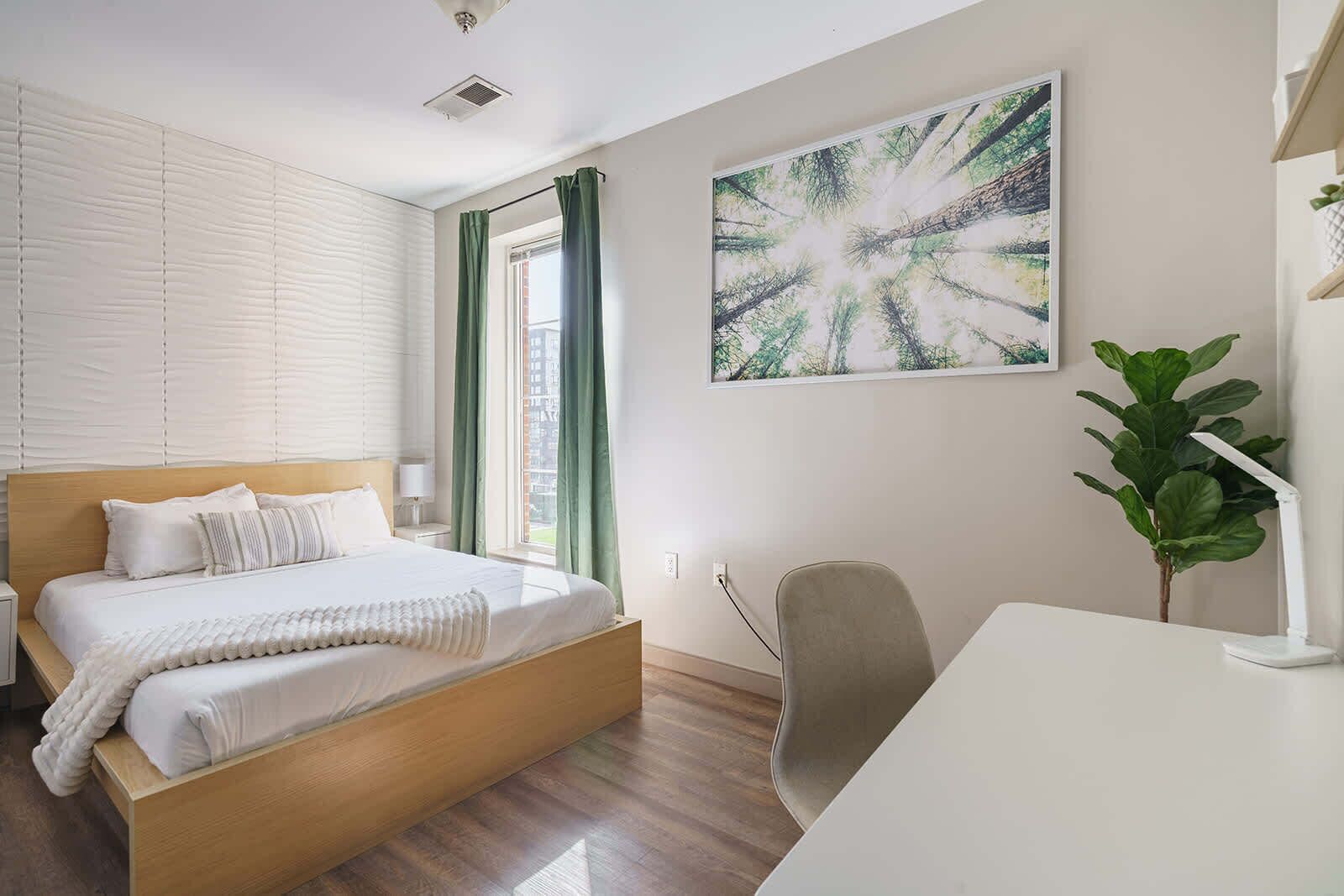 Un dormitorio moderno con una cama de madera, un escritorio y un amplio ventanal con cortinas.