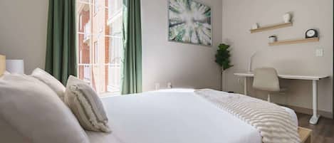 1 habitación, escritorio, tabla de planchar con plancha y cuna de viaje