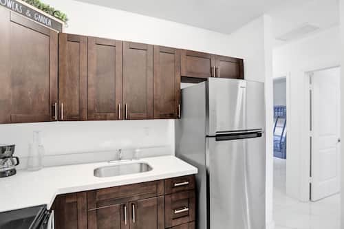Full-sized fridge, microwave, oven, coffee/tea maker