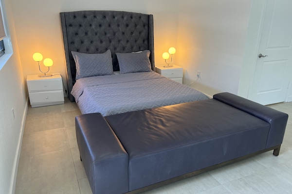 Estúdio luxo, 1 cama Queen, banheiro privativo | Edredons de pluma, camas Select Comfort, individualmente decorados