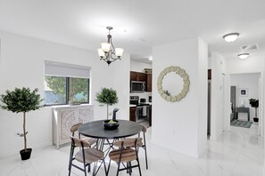Down comforters, laptop workspace, blackout drapes, iron/ironing board -  Renzzi Wynwood Apartments (Miami)