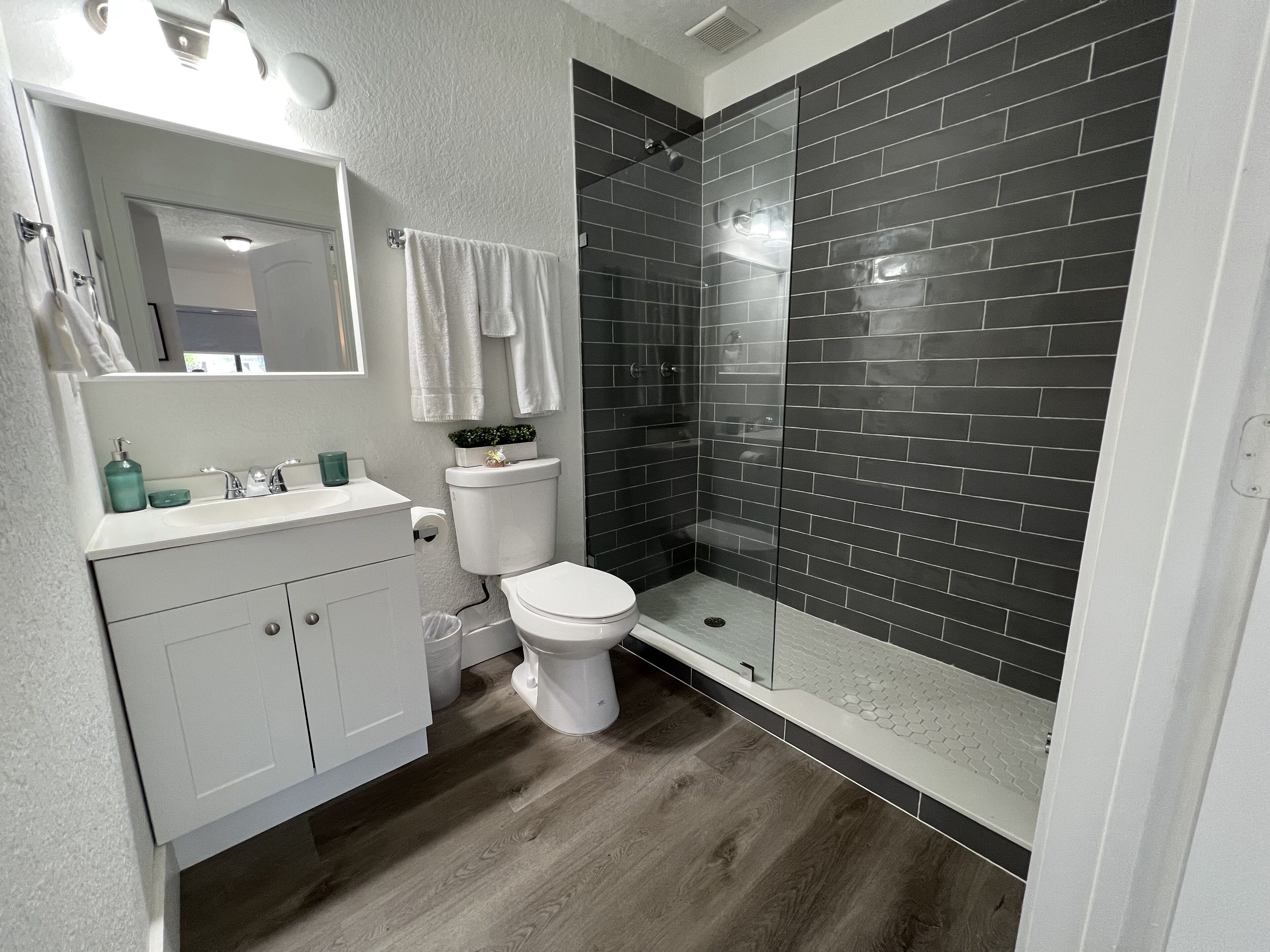 Deluxe Studio, 1 Queen Bed, Private Bathroom | Bathroom