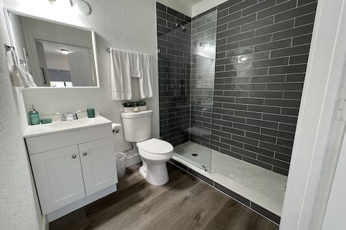 Estúdio luxo, 1 cama Queen, banheiro privativo | Banheiro | Chuveiro, chuveiro com efeito de chuva, secador de cabelo