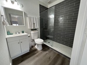 Estudi Deluxe, 1 llit de matrimoni, bany privat | Bany | Dutxa, capçal de dutxa tipus cascada, assecador de cabells i tovalloles 