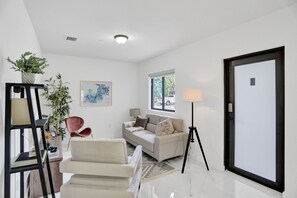 32-inch Smart TV with digital channels, TV, Netflix -  Renzzi Wynwood Apartments (Miami)