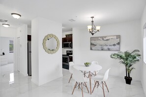 32-inch Smart TV with digital channels, TV, Netflix -  Renzzi Wynwood Apartments (Miami)