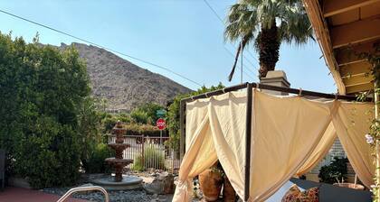 Villa G - a cozy studio, steps away from downtown Palm Springs! 😎