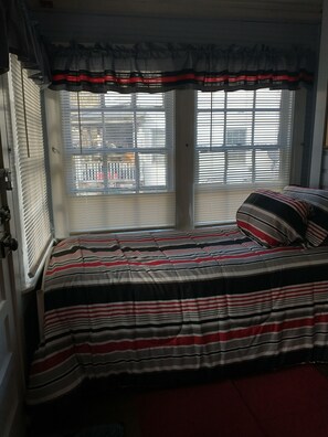 5 bedrooms, iron/ironing board, free WiFi, bed sheets