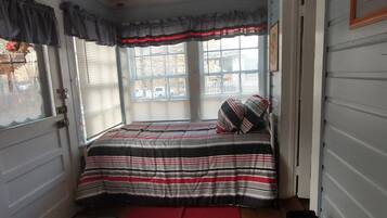 5 bedrooms, iron/ironing board, free WiFi, bed sheets