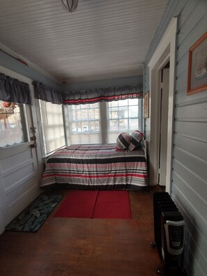 5 bedrooms, iron/ironing board, free WiFi, bed sheets