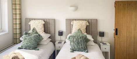 3 室のベッドルーム、WiFi (無料)、ベッドシーツ