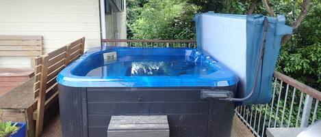 Banyera d'hidromassatge a l'aire lliure