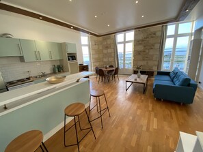 Fernseher, DVD-Player, Bücher