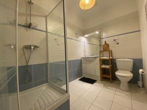 Dusche, Haartrockner, Toilettenpapier