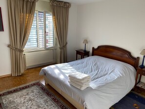 4 habitaciones, escritorio y tabla de planchar con plancha 