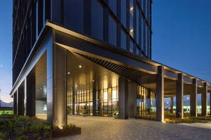 Un bâtiment moderne doté d’une entrée abritée, de grandes fenêtres et d’un hall d’entrée bien éclairé.