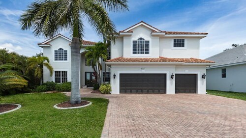 Exclusive villa 5,200 SF,7BR,pool/central loc./5min. Beach/boat 3 min Gulf