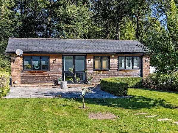 Exterior - The Lodge at The Lake House (Plaistow)