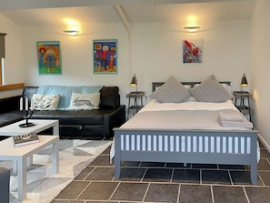 1 bedroom, free WiFi, bed sheets - The Lodge at The Lake House (Plaistow)