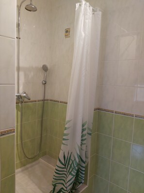 Baignoire, sèche-cheveux, serviettes fournies, savon