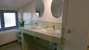 Baignoire, sĂšche-cheveux, serviettes fournies, savon