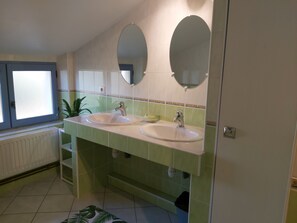 浴缸、吹风机、毛巾、肥皂