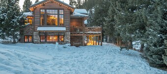 Your OWN Winter WONDERLAND! Gorgeous Custom Home, Hot Tub, Sleeps 10!