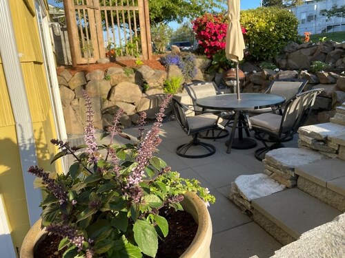 Gorgeous Garden Getaway, Near Cafes, Parks