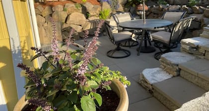 Gorgeous Garden Getaway, Near Cafes, Parks