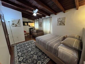 1 chambre, fer et planche à repasser, accès au Wi-Fi (inclus)